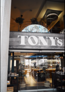 Renovamos parte de la cocina en Tonys Figueres para un mejor servicio diario